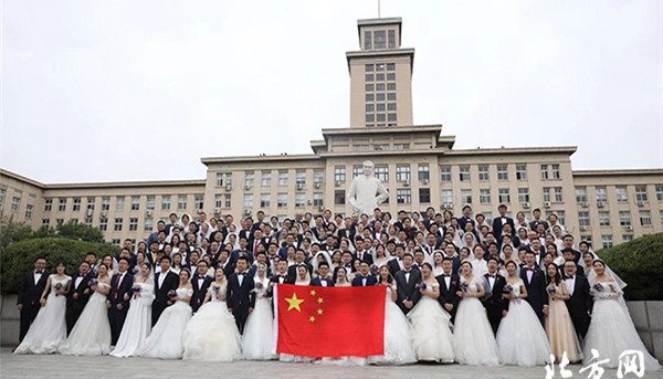 Mass wedding toasts Nankai University's centenary
