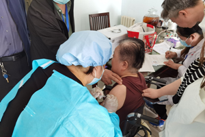 Tianjin vaccinates elderly, some over 100