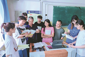 Old but not out, 'silver' professors share wisdom with Xinjiang