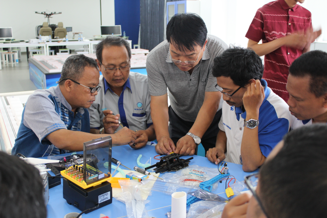 2019年9月，东丽区职业教育中心学校教师与印尼工坊教师探讨无人机植保机技术，进一步实现无人机植保机服务印尼当地农业发展.png