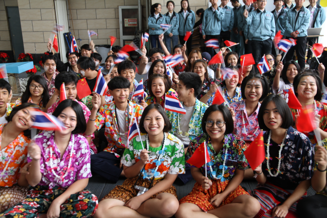 泰国留学生在天津渤海职业技术学院欢度泼水节.png