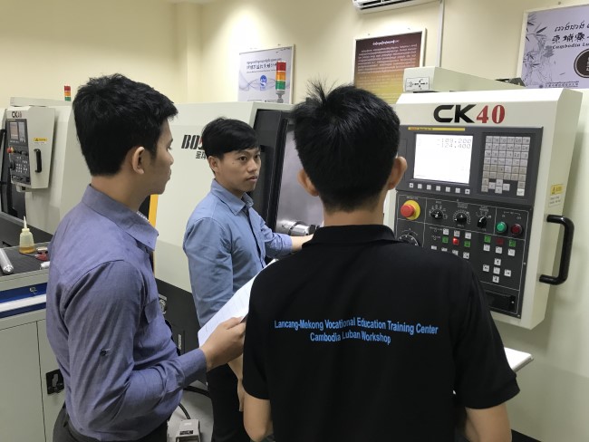 03_2019年9月，柬埔寨鲁班工坊面向当地6所院校25名教师开展技术技能培训3.JPG