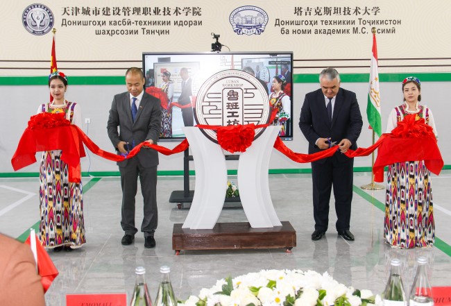 中国驻塔吉克斯坦大使吉树民先生和塔吉克斯坦教育和塔吉克斯坦总统社会发展与公共关系助理纳斯里丁佐达先生共同剪彩.jpg