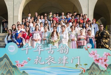 Intl students celebrate Chinese clothing in Tianjin