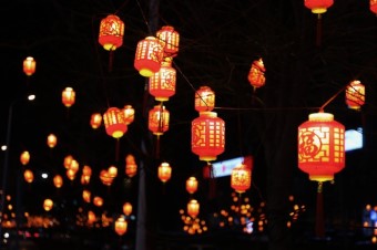 Jinmenhu Street lit up with festive lanterns