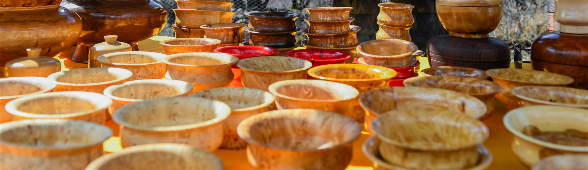 Apart from taking photos, seeking for the favorite Tibetan local specialties and souvenirs is a memory of joy as well.
