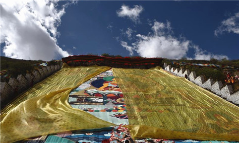 Annual Buddha tangka displaying ritual held in SW China's Tibet