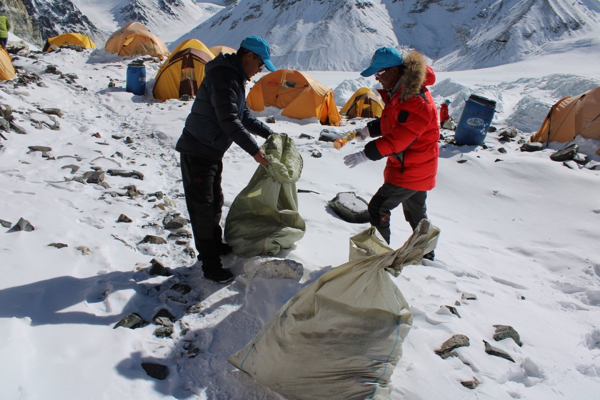 Mountains get seasonal cleaning in Tibet