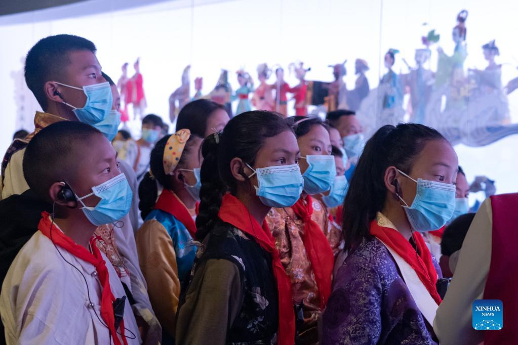 Tibetan students on study tour in Chengdu, Sichuan