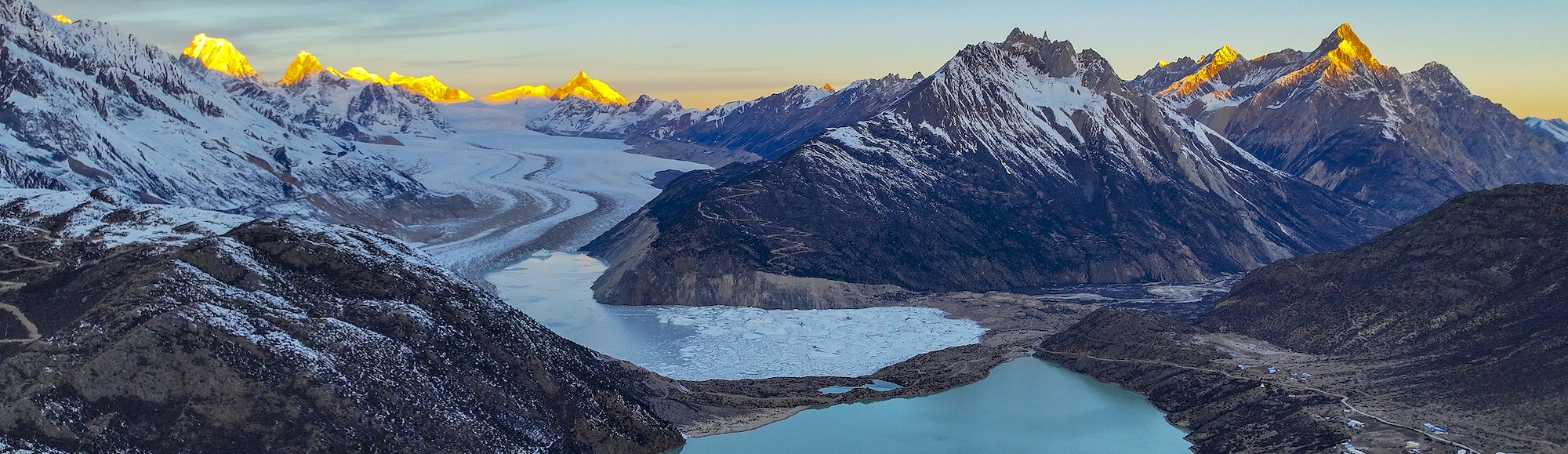 Laigu Glacier enters peak winter viewing season in Xizang