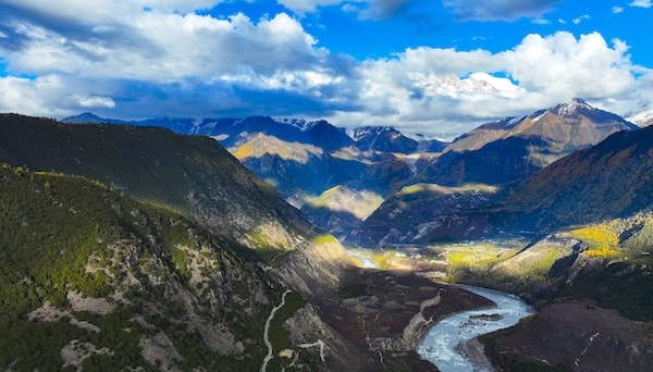 Autumn splendor in Xizang's Yarlung Zangbo Grand Canyon