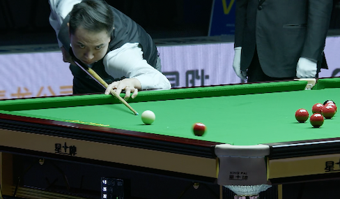 Snooker goes high: Play begins