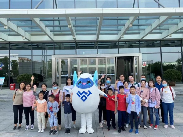 Visitors tour IoT landmarks in Wuxi