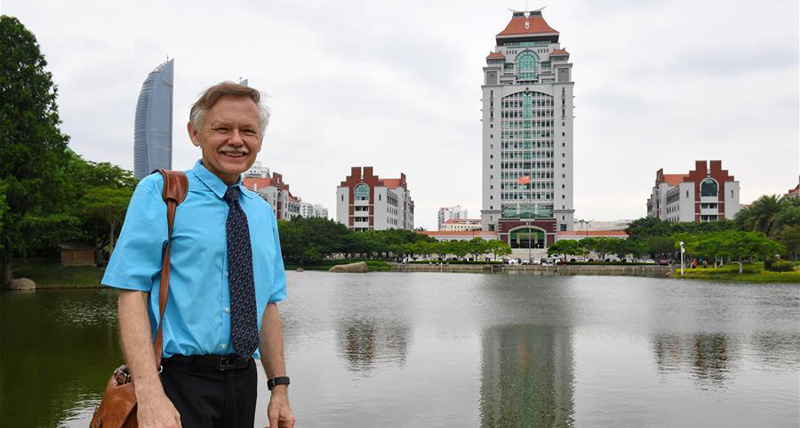 US professor gets Xiamen University's top award