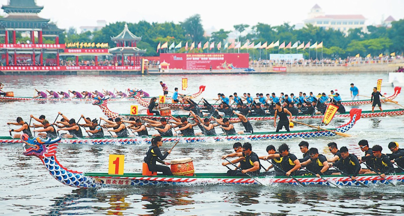 Cross-Straits dragon boat enthusiasts gather in Xiamen