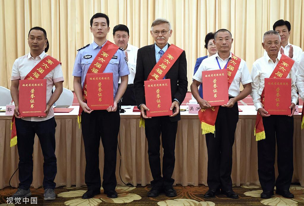 US professor recognized as Fujian role model