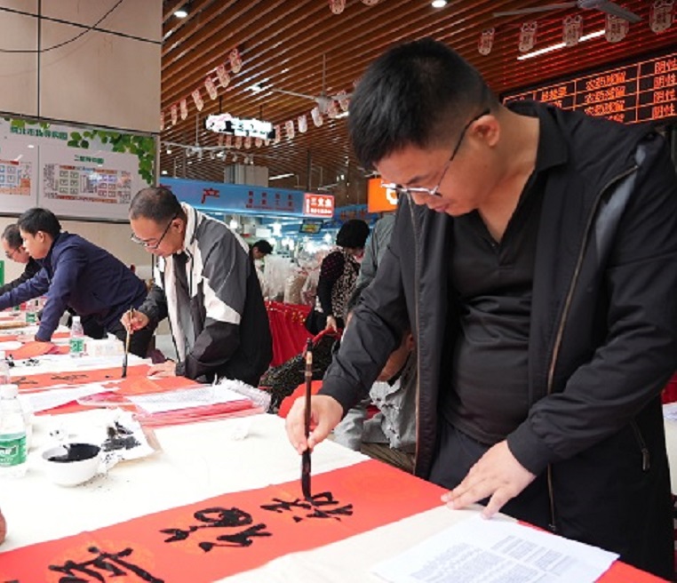 Calligraphers send Chinese New Year blessings at Xiangzhou 