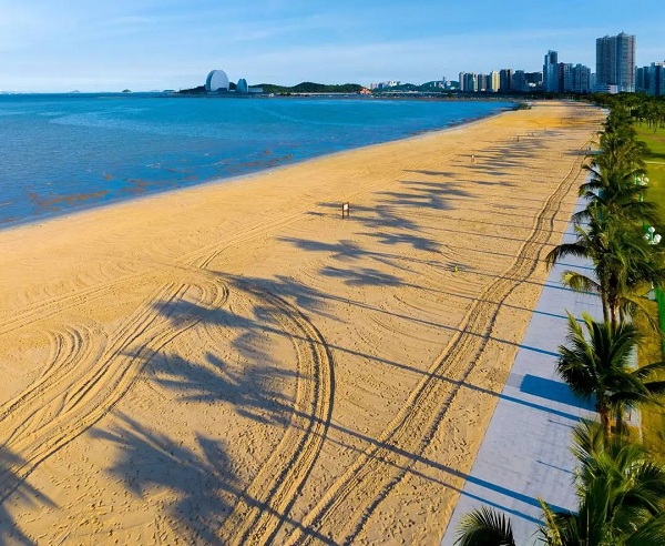 Zhuhai residents laud newly renovated beach during holiday