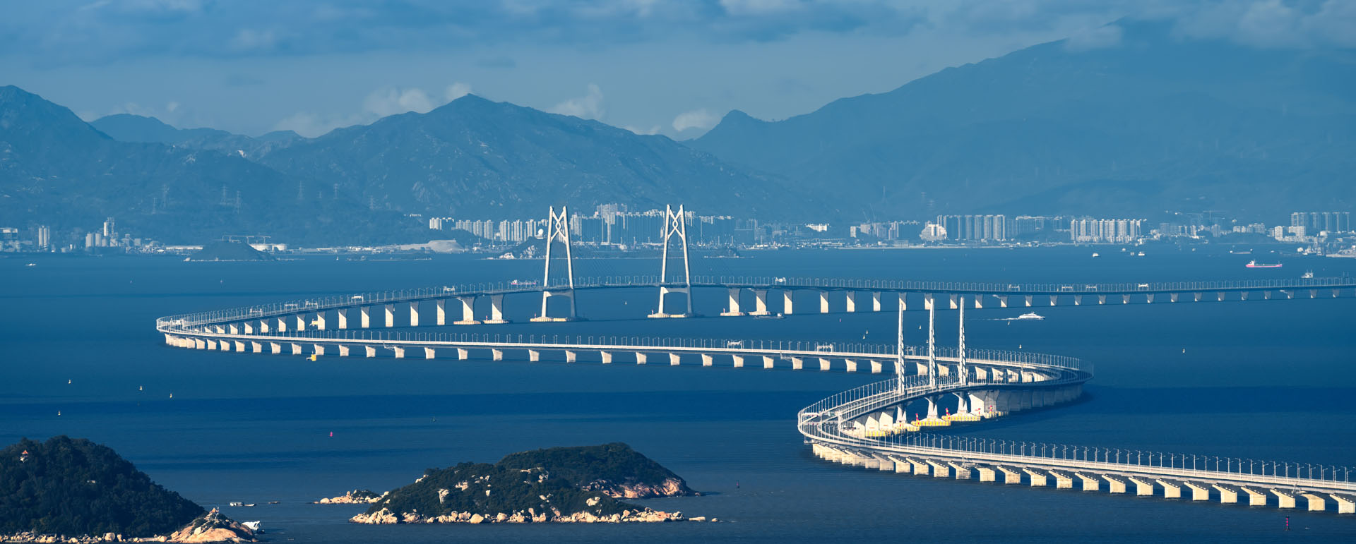 Hong Kong-Zhuhai-Macao Bridge receives over 10 mln vehicles