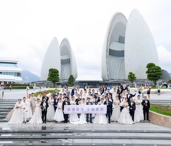 Xiangzhou hosts group wedding, spurs romance economy