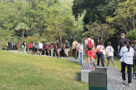 Global friends explore Jingshan Trail