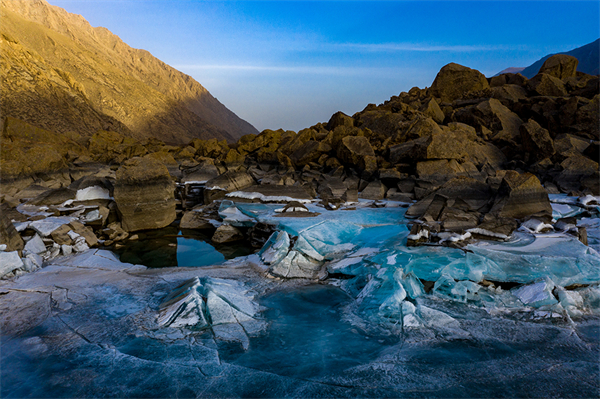 Magnificent scenery of melting lakes in Urumqi, Xinjiang Uygur autonomous region （Photo IC）.jpg