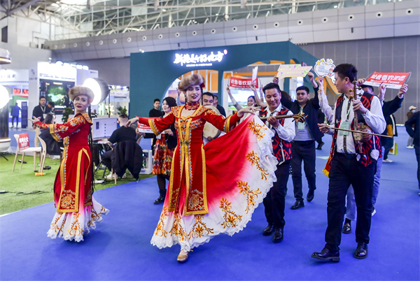 Tourism expo puts Xinjiang under spotlight 