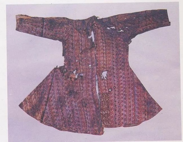 Silk brocade robe with Chinese characters unearthed in Xinjiang