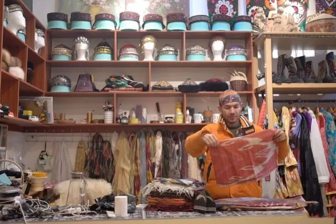 Entrepreneur showcases Xinjiang's cultural beauty through traditional ethnic fashion