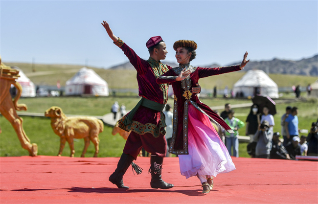 Folk events highlight nomadic culture in Xinjiang