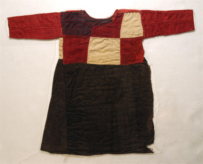 且末县扎滚鲁克古墓发现的毛布童裙 距今2500年.png