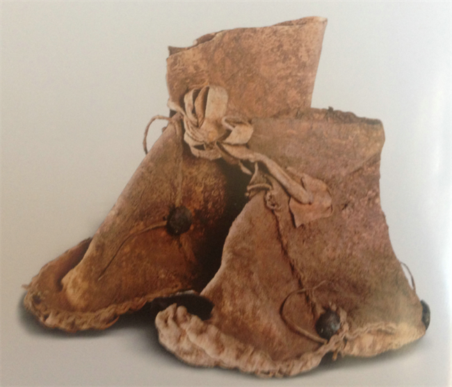 哈密五堡墓地出土儿童皮靴 距今3000年.png