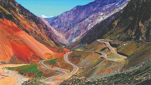 Duku Highway, one of China's most picturesque routes, reopened in Northwest China's Xinjiang last month. CHINA DAILY.jpg