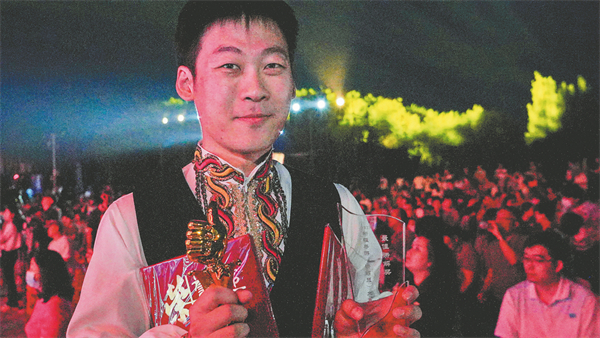 Li Yan, a tourism specialist and instructor from Bortala Polytechnic, displays the prestigious Super Tour Guide award at the competition. CHINA DAILY.jpg