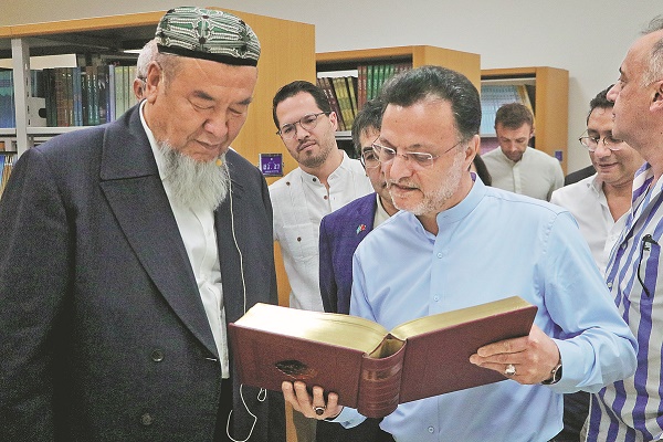2-Overseas envoys meet with Abdureqip Tomurniyaz (left), president of the Xinjiang Islamic Institute in Urumqi. ZHAO CHENJIE XINHUA.jpg