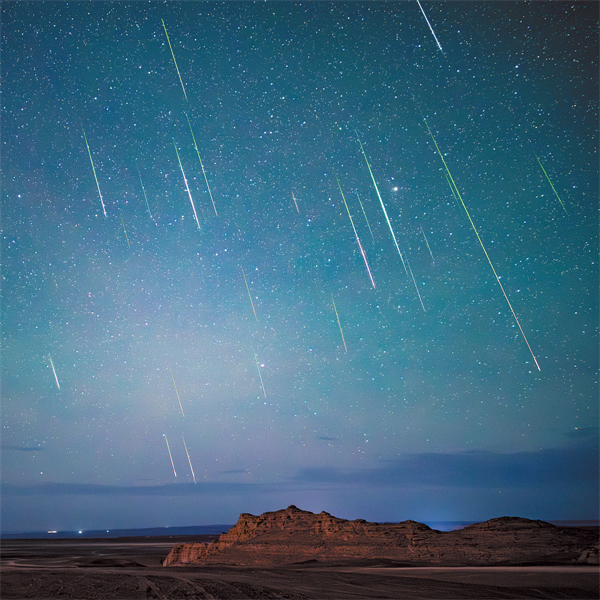 The Perseids meteors travel across the night sky at the Dahaidao scenic area in Hami prefecture, Xinjiang Uygur autonomous region, on Aug 12. HUANG DANDAN.jpg