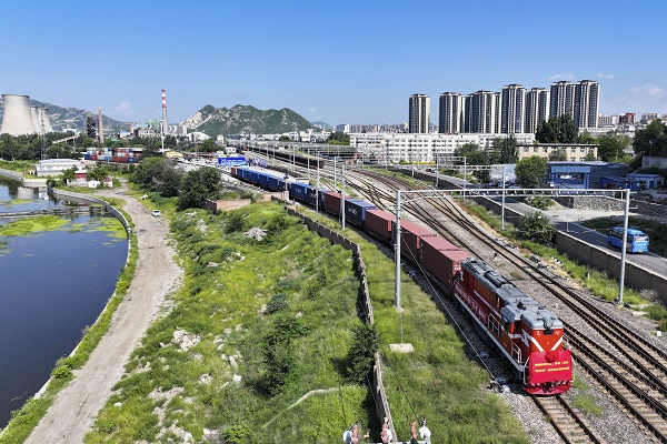 Zhangjiakou's first freight train goes through Horgos port to Uzbekistan