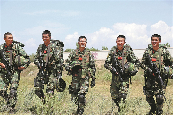 Soldier in Xinjiang brings devotion, combat skills to armed police force