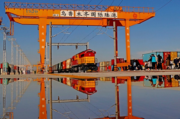 一带一路丝路行纪：新疆乌鲁木齐“一港五中心”建设全面提速.jpg