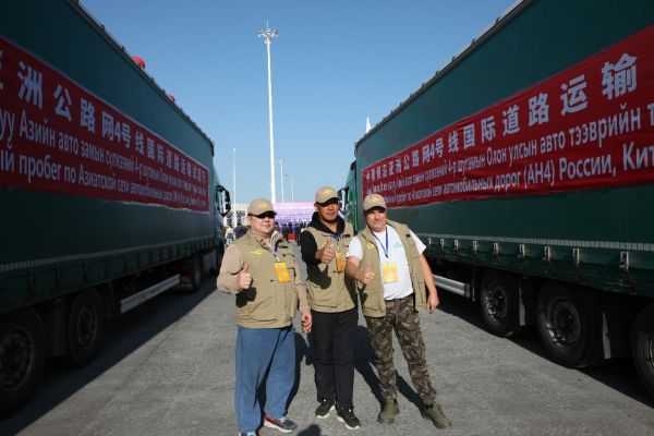 Trucks depart Xinjiang for Russia on trial of new highway
