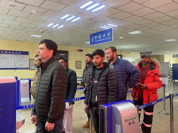 Many Pakistanis exit China through the Khunjerab Pass in Tashikurgan Tajik autonomous county in Kashgar, Xinjiang Uygur autonomous region on Nov 6. [Photo by Chen Meiling].jpeg