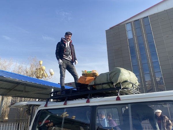 Many Pakistanis exit China through the Khunjerab Pass in Tashikurgan Tajik autonomous county in Kashgar, Xinjiang Uygur autonomous region on Nov 6. [Photo by Chen Meiling]-2.jpeg