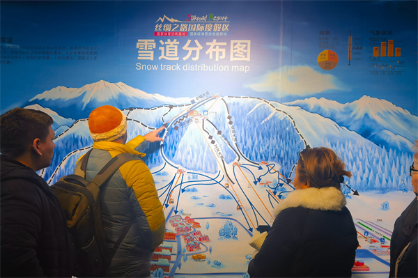 各方代表关注丝绸之路山地度假区滑雪场雪道。（摄影：银璐）.jpg