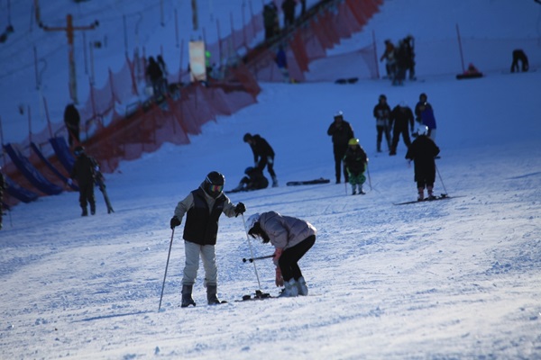 Hami city opens winter season, drawing skiers and tourists