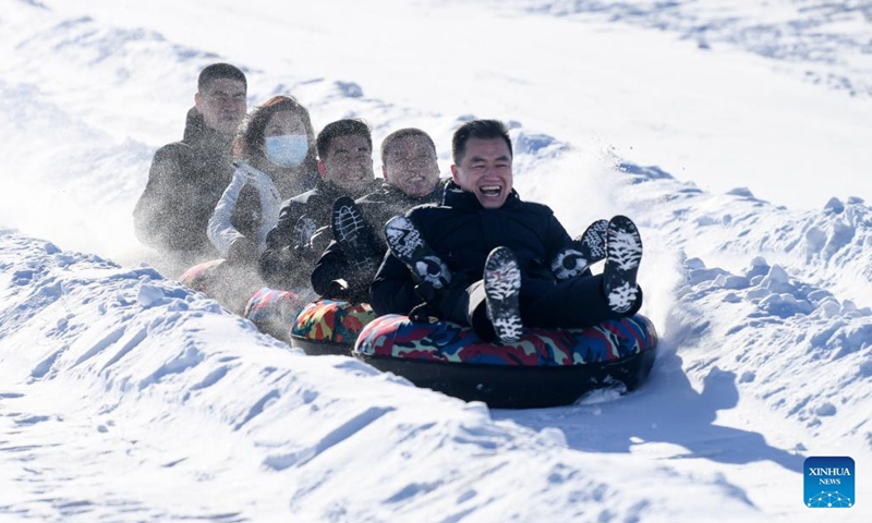 Ice-and-snow tourism heats up in Xinjiang