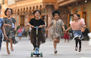 Short videos depict peaceful and happy lives in south Xinjiang