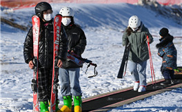 Wondrous Xinjiang: Winter sports fever boosts ice-snow tourism