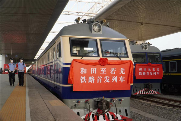 New rail line closes loop around Xinjiang desert