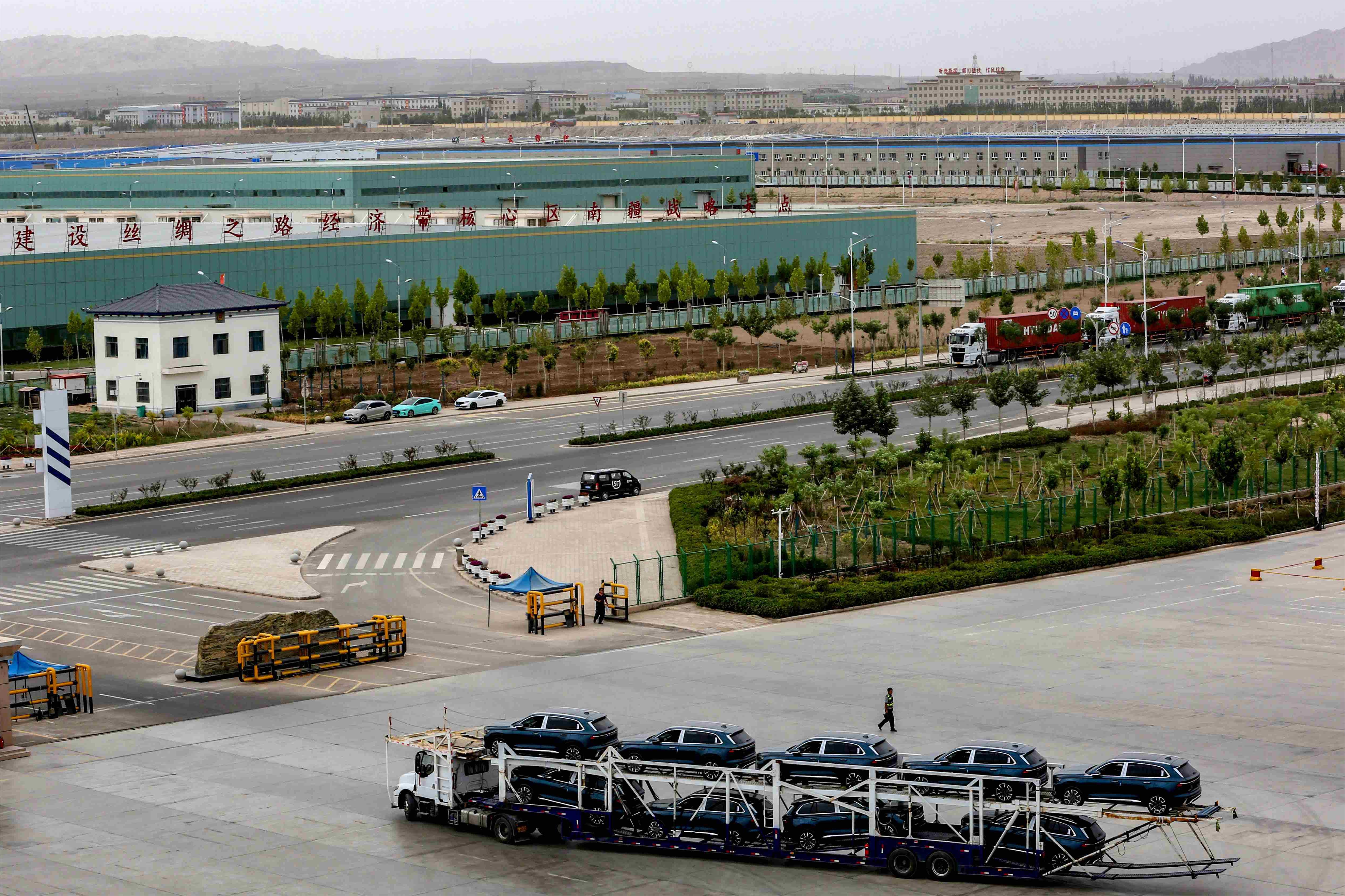 Kashgar cashes in on cross-border trade