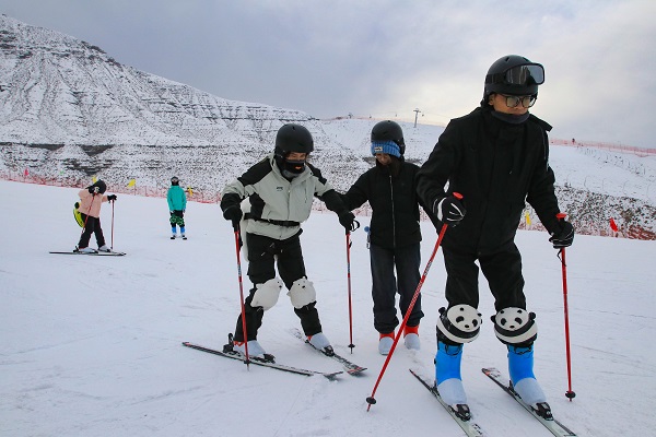 Tourism booms as ski season kicks off in Xinjiang's Wushi county 